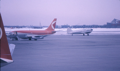 Boeing 737-200 CPAir et C-46 Quebecair