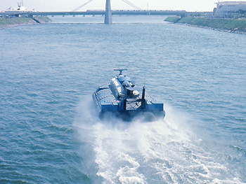 Hovercraft SRN6 se dirigeant vers le pont de la Concorde