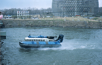Hovercraft SRN6 passant sous le pont de la Concorde